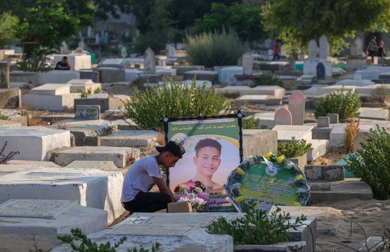 Ein palästinensischer Jugendlicher sitzt am Grab eines Freundes in Falluja im nördlichen Gazastreifen. ABED/AFP
