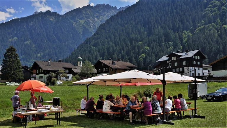 Ein unvergessliches Grillfest mit Bilderbuchwetter.pv partenen