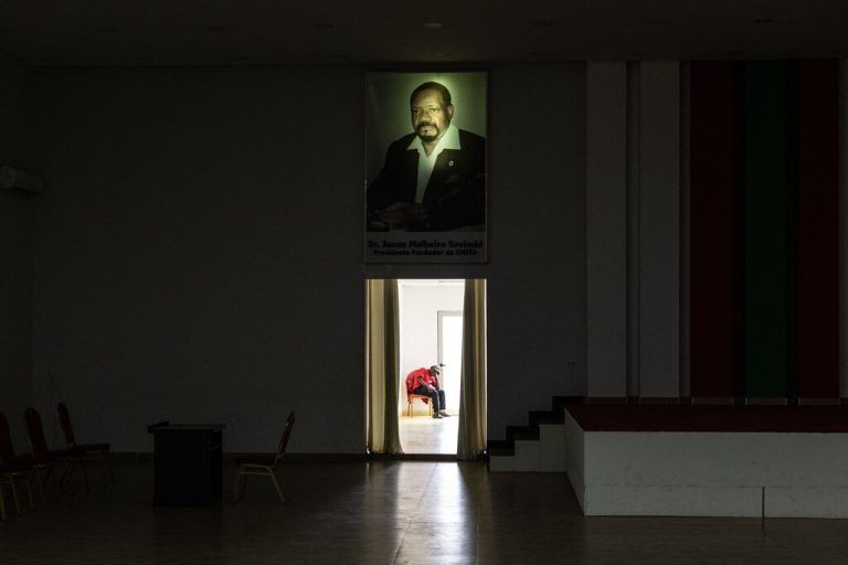 Ein Wachmann schläft in Luanda, im Norden Angolas unter einem Porträt des Gründers der „National Union for the Total Independence of Angola“, Jonas Savimbi. AFP/WESSELS