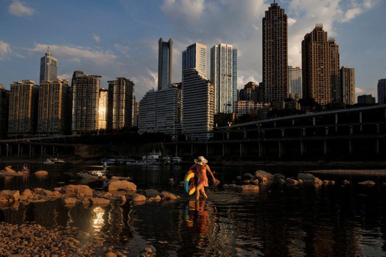 Eine Frau spaziert durch den chinesischen Fluss Jialing, der wegen Trockenheit auf einem historischen Tiefstand ist. REUTERS
