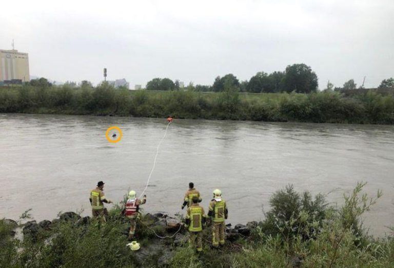 Der Vorarlberger Schwimmer (Kreis) ignorierte die von der Feuerwehr zugeworfenen Leinen.  <span class="copyright">Feuerwehr Lustenau</span>