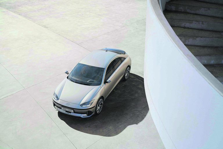 Ende des Jahres bringt Hyundai die elektrische Limousine Ioniq 6 auf den Markt. Jetzt gibt es erste technische Daten. Die Topversion verfügt über einen 325 PS und 605 Newtonmeter starken Allradantrieb und eine 77,4 kWh große Batterie. Damit erreicht der 4,86 Meter lange Viertürer in 5,1 Sekunden aus dem Stand 100 km/h. Die maximale Reichweite beträgt 610 Kilometer und wird von der Heckantriebsversion mit 228 PS erreicht.