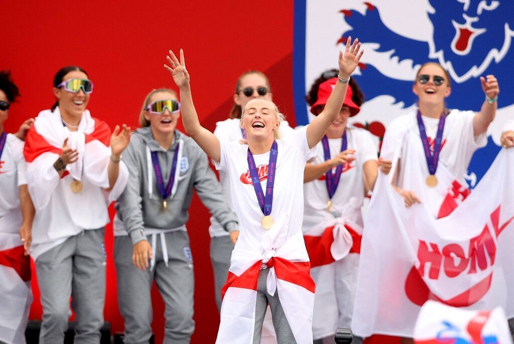 Tausende Fans feierten EM-Siegtorschützin Chloe Kelly. »C1