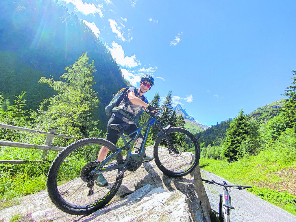 Biken mit Bergkulisse