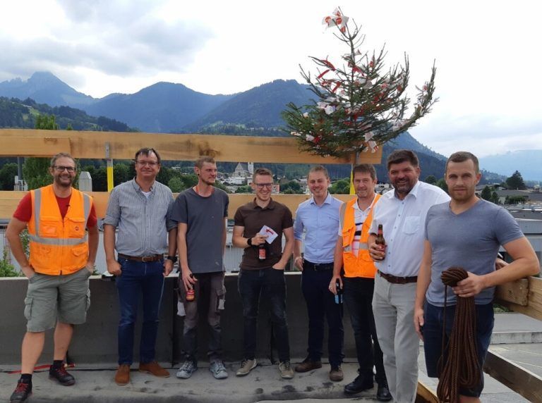 Firstfeier (v. l.): Peter Moosbrugger, Philipp Tomaselli, Manuel Biermeier, Bertram Elsensohn, Marlon Mattle, Udo Nachbaur, Stephan Kaar und Lucas Sonderegger. FA