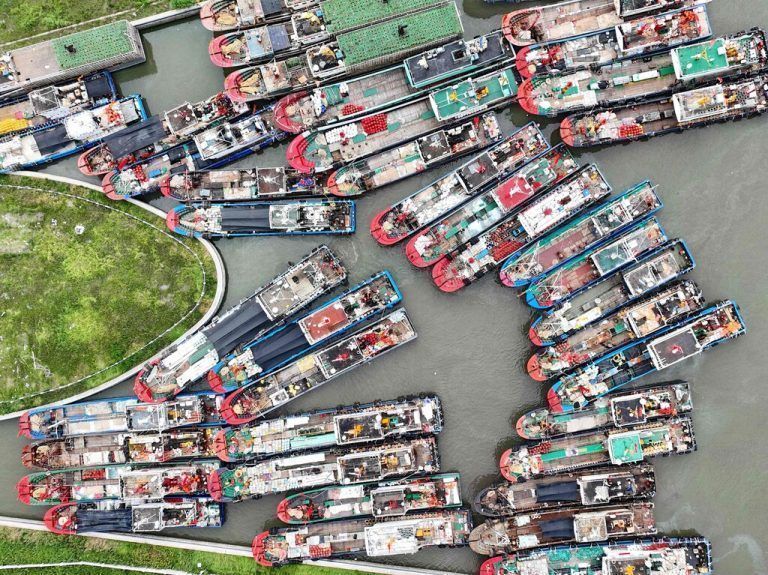 Fischerboote drängen am ersten Tag der Fangsaison ins Gelbe Meer in der chinesischen Provinz Jiangsu. AFP