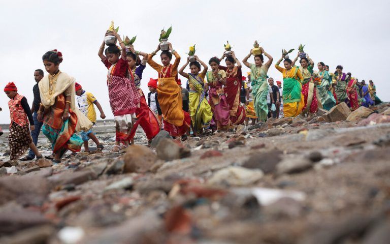 Fischerinnen beten im indischen Mumbai während des Kokosnussfests zum Meeresgott für eine erfolgreiche Fischereisaison. Reuters