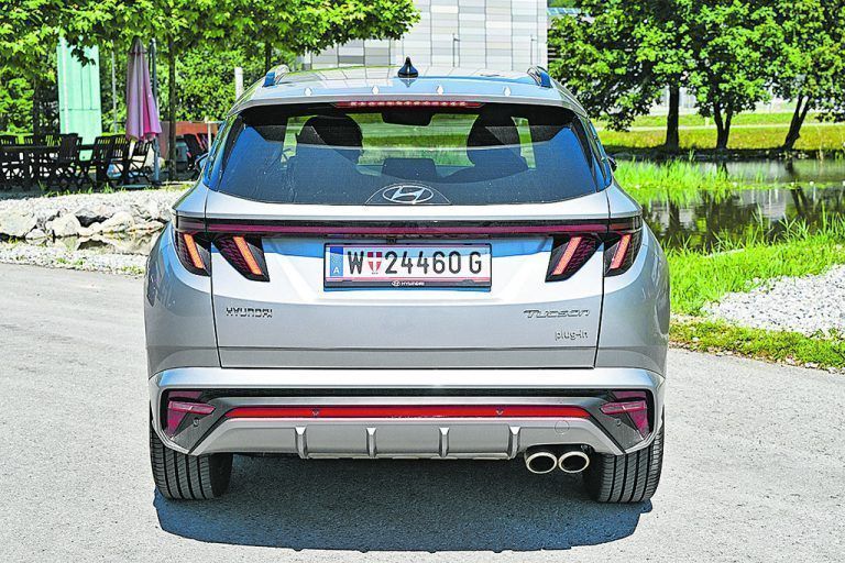 Geräumiges Kompakt-SUV mit effizientem Hybridantrieb.