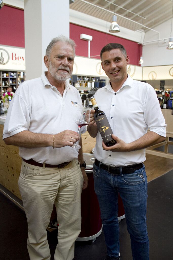 Gerhard Giselbrecht und Ulrich Wagner mit einem edlen Tropfen.