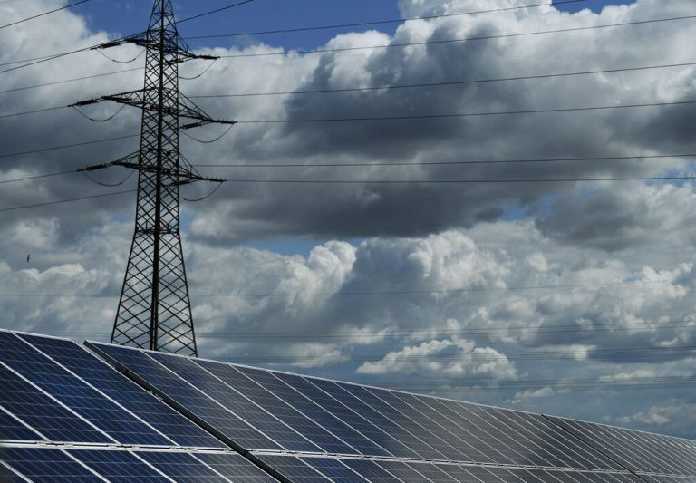 Gewitterwolken bei der Energiewende: Die Versorger kritisieren die gesetzlichen Fristen, die den PV-Ausbau behindern. APA/Jäger