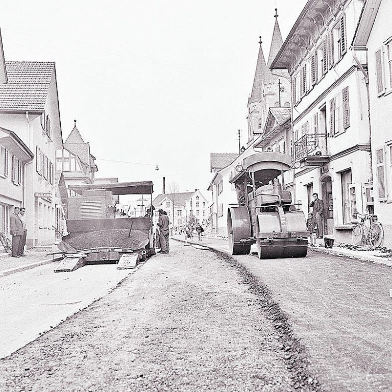 Götzis, Belagsarbeiten an der Bundesstraße, 1960