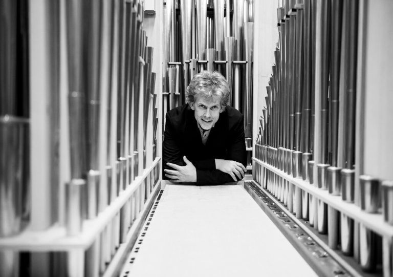 Hannfried Lucke begeistert in der Pfarr- und Wallfahrtskirche in Schruns mit seiner Orgelmusik.