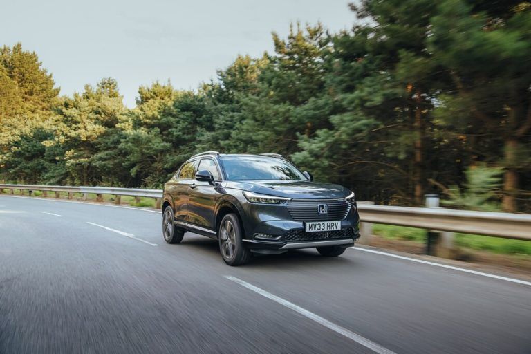 Honda HR-V: In der Neuauflage von 2021 ausschließlich ein Vollhybrid mit 131 PS Systemleistung, markiert als e:HEV. Der Preis: ab 31.790 Euro.