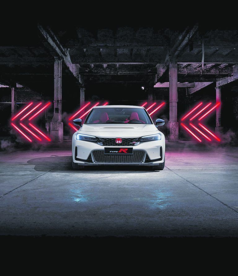 Honda legt den neuen Civic wieder in der Hochleistungsvariante Type R auf. Beim deutschen Händler dürfte der über 300 PS starke Fünftürer Anfang 2023 stehen. Noch halten sich die Japaner bei den Informationen zurück, erste Bilder zeigen breite Radhäuser, große Luftauslässe auf der Motorhaube und hinter den Vorderrädern sowie einen Heckflügel über der dreiflutigen Auspuffanlage. Beim Antrieb setzt der Kompaktsportler weiter auf einen 2,0-Liter-Vierzylinderturbo, der mehr Leistung entwickeln soll als der 320 PS starke Vorgänger.