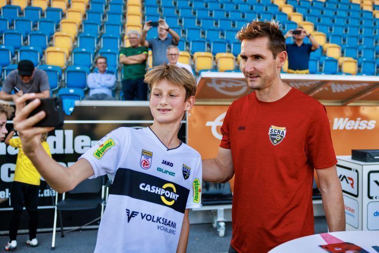 Miro Klose findet immer Zeit für seine Fans.