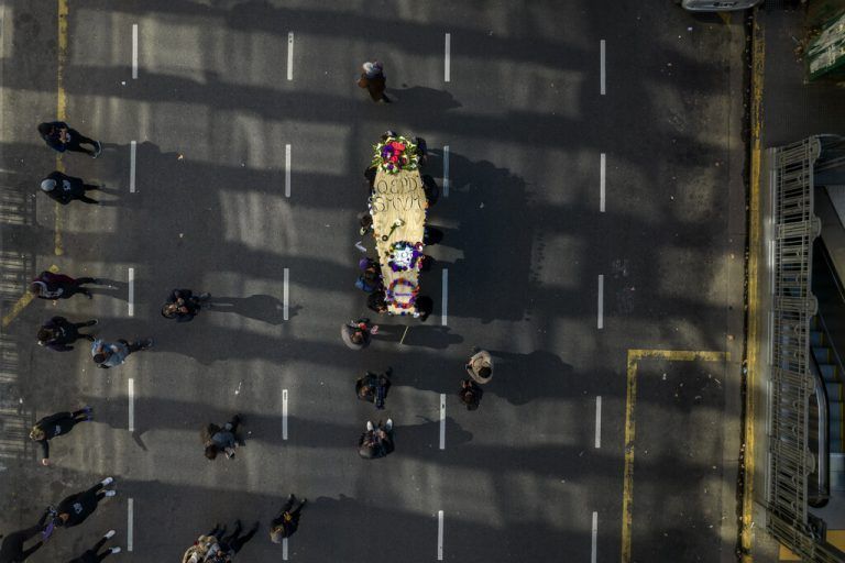 In Buenos Aires demonstrieren Menschen gegen die argentinische Regierung und hohe Arbeitslosenraten verbunden mit Niedriglöhnen. AP