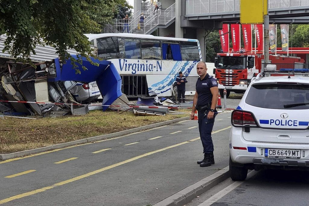 Bus raste in Bulgarien in Polizeiauto