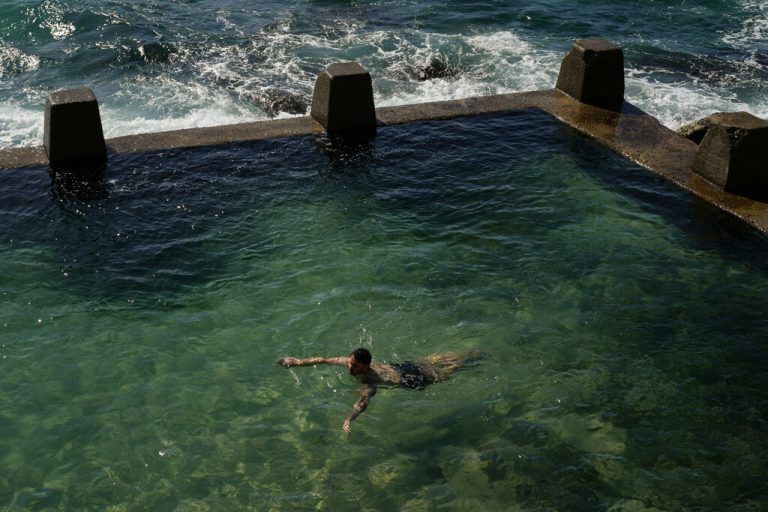 In einem am Coogee Strand befindlichen Pool im australischen Sydney dreht ein Schwimmer am Morgen seine Runden. Reuters