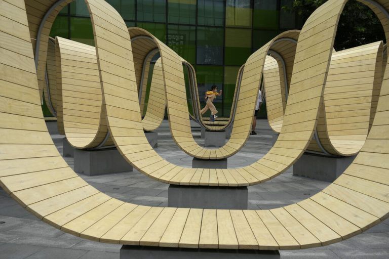 In einem Einkaufszentrum in der chinesischen Hauptstadt Peking rennt ein Kind durch eine Kunstinstalltion. AP