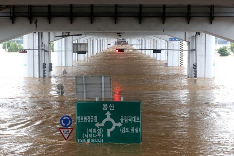 In Seoul wurde etwa die Brücke über den Fluss Hangang überschwemmt. RTS