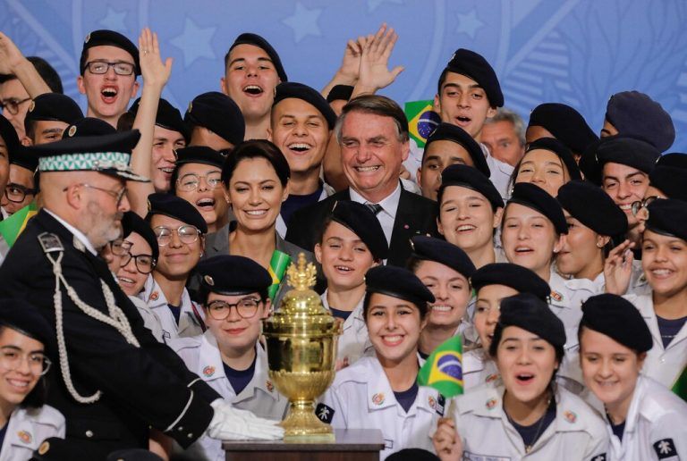 Jair Bolsonaro steht inmitten von Kindern, während einer offiziellen Zeremonie zu Ehren von Dom Pedro I., Gründer des Imperiums von Brasilien. Im Vordergrund ist die Urne mit dem einbalsamierten Herz von Dom Pedro I. zu sehen. AFP/Lima