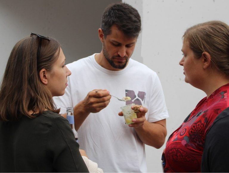 Johannes Strolz, Freundin Sabrina Weißenbach, Caroline Rüscher (r.).