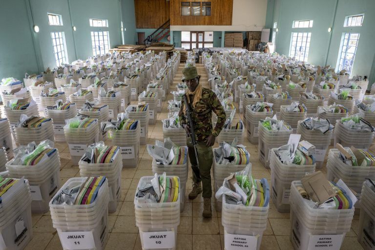 Kenia wählt am Dienstag einen neuen Präsidenten. Ein Polizist bewacht in Nairobi Wahlurnen und Wahlunterlagen. AP