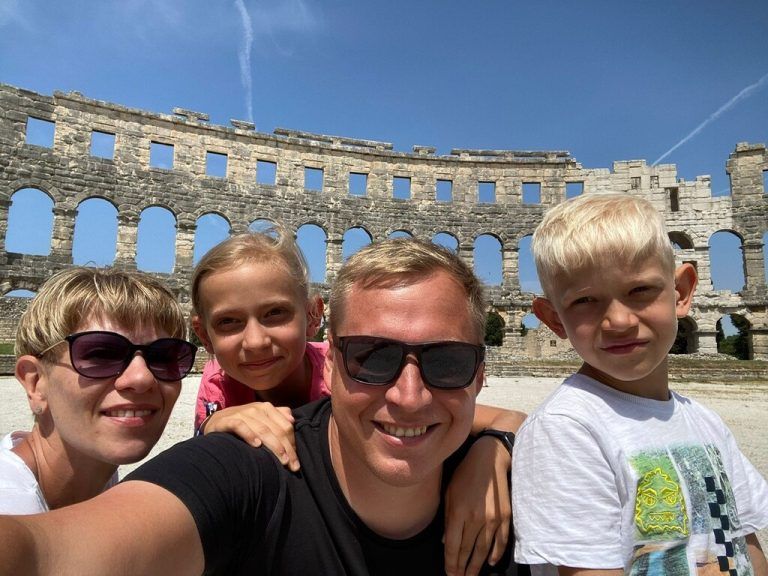 Kerstin Berchtold mit ihrer Familie auf Reisen. Die Liebe verschlug die Kärntnerin in den Bregenzerwald.