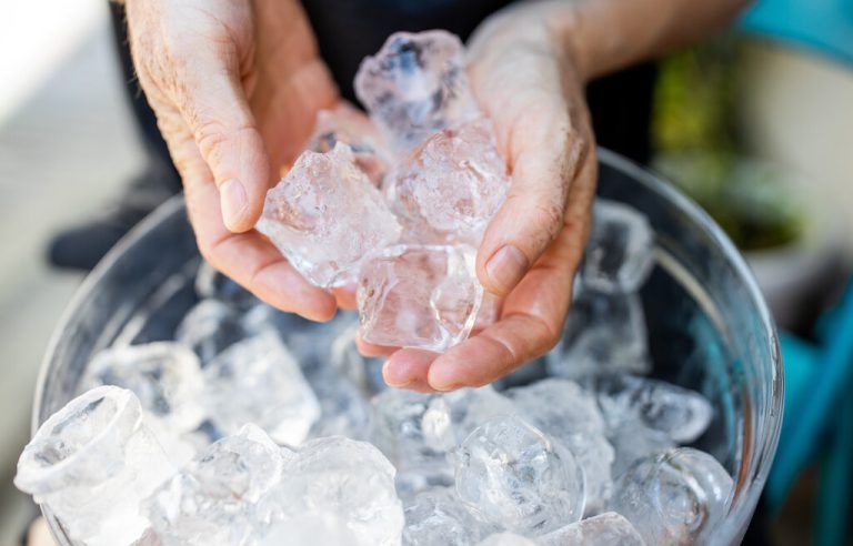 Kostbare Erfrischung - Eiswürfelpreise haben sich bereits versechsfacht. ap