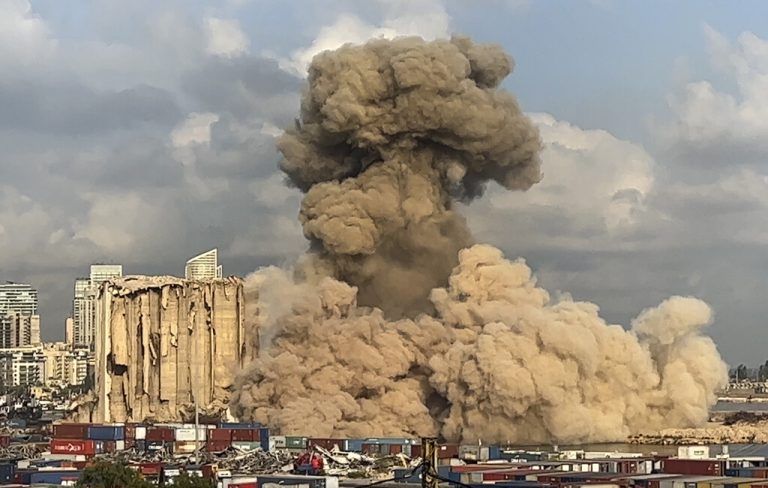 Mehr als zwei Jahre nach der Explosionskatastrophe im Beiruter Hafen sind Teile des Getreidesilos eingestürzt. Verletzt wurde niemand. AP