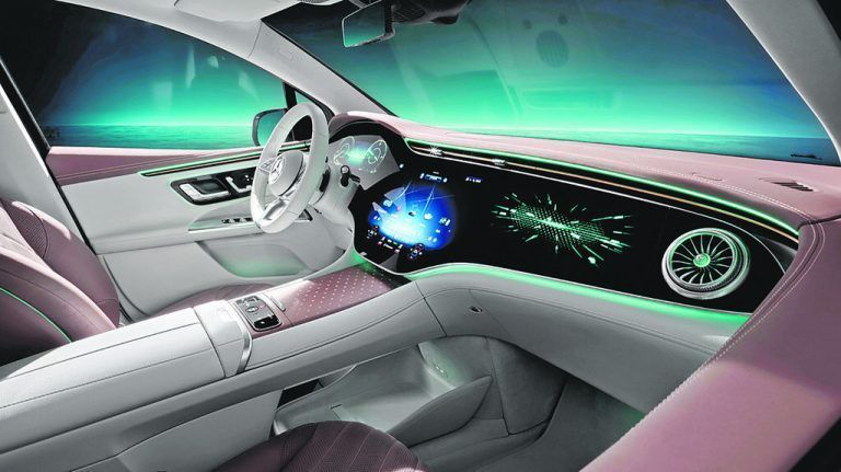 Mercedes  baut sein E-Autoprogramm mit dem EQE SUV aus. Der kleine Bruder des jüngst vorgestellten EQS SUV feiert Mitte Oktober Premiere, die Auslieferungen dürften Anfang 2023 starten. Erste Bilder des Innenraums zeigen den aus EQS, EQE und Co. bekannten Hyperscreen-Riesenbildschirm als prägendes Element. Auch die übrige Gestaltung orientiert sich an den Markengeschwistern.Gleiches dürfte für das noch nicht offiziell enthüllte Außendesign des Elektro-SUV mit glatter, fließend gestalteter Karosserie gelten.