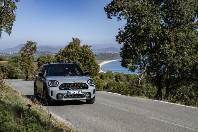 Mini Countryman: Nach wie vor als Benziner oder Diesel zu haben. Der Preis: ab 30.050 Euro. Die robust ausgestattete Sonderversion „Untamed Edition“ – der Cooper S All4 Aut. mit 178 PS – kostet ab 41.900 Euro. Als SE, Plug-in-Hybrid mit 220 PS Systemleistung kommt er auf ab 39.950 Euro.