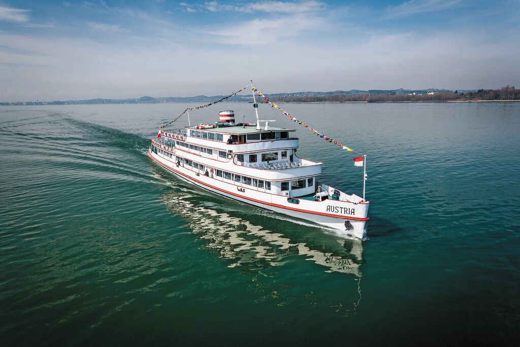 Schifffahrt mit Frühstück an Bord