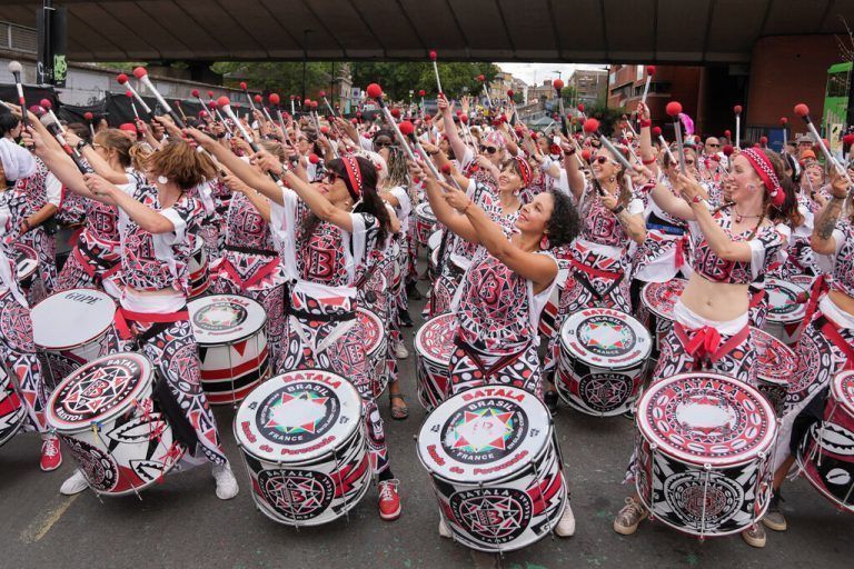 Nach einer coronabedingten Pause seit 2019 fand in London wieder der Notting Hill Carnival, der die karibische Kultur feiert, statt. reuters