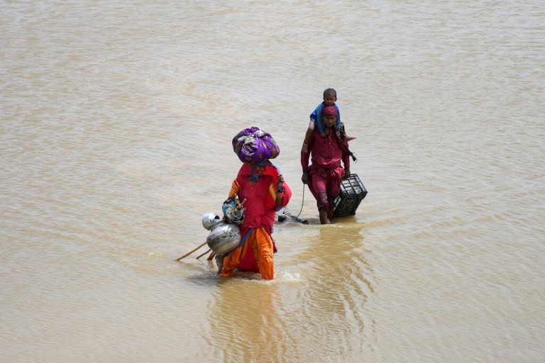 Nach heftigen Regenfällen und Überflutungen bringt sich eine Familie im pakistanischen Jamshoro in Sicherheit. Reuters