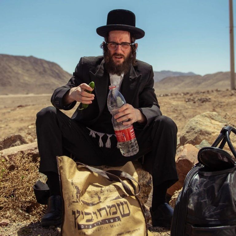 Nachdem Ben auch noch in der Wüste Sinai aus dem Bus fliegt, wird der Beduine Adel seine letzte Hoffnung. 