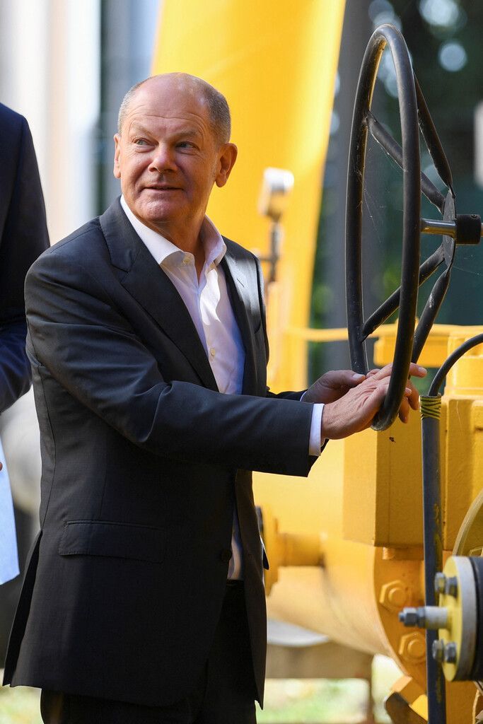 Olaf Scholz dreht am Rad. Der deutsche Kanzler besuchte den kommunalen Stromversorger in Potsdam und sprach über Energiesparen. Reuters