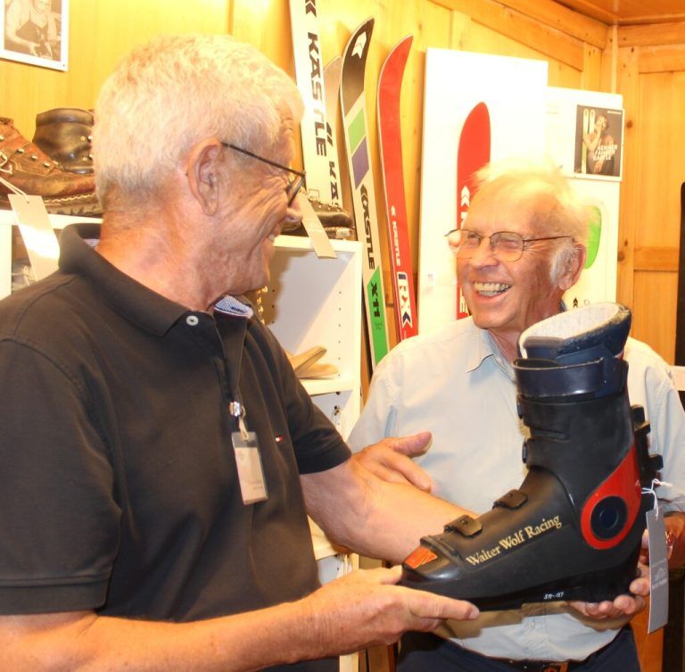 Originelles Geschenk: Christian Lingenhöle und Werner Albrecht mit dem Wolf-Schuh.