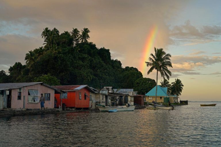 Paradies im Klimawandel: Die 80 Bewohner des Dorfs Serua auf Fidschi müssen umziehen. Ihre Häuser versinken im Südpazifik. Reuters