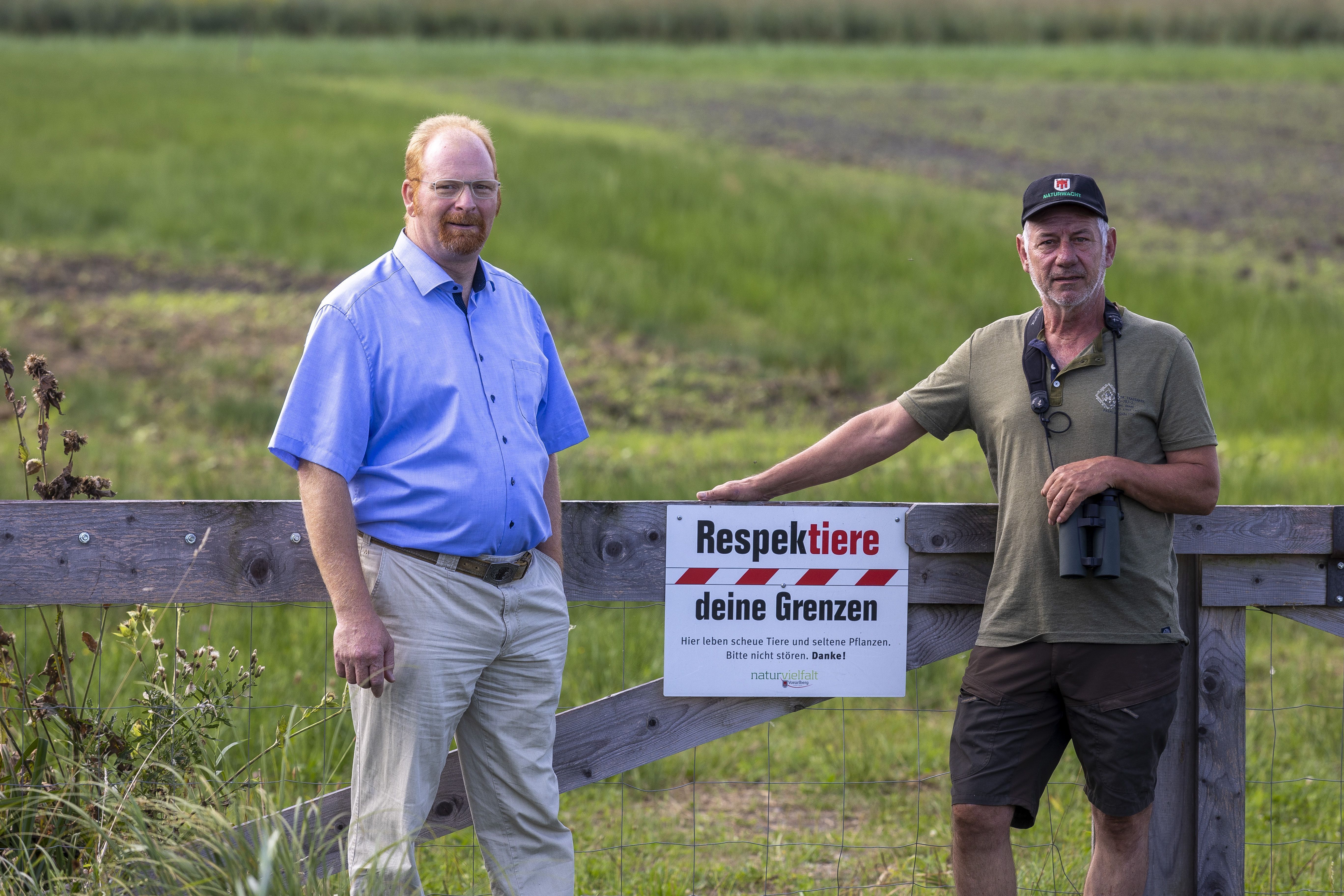 Bis hierhin und nicht weiter. Urs Lenz und Reinhard Hellmair (v.l.) am Eingang zum Naturjuwel im Schweizer Riet. <span class="copyright">VN/Paulitsch</span>