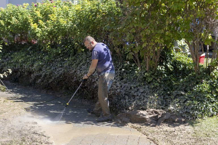 Mit Hochdruck wurde der Schlamm von den Gehwegen gepustet.
