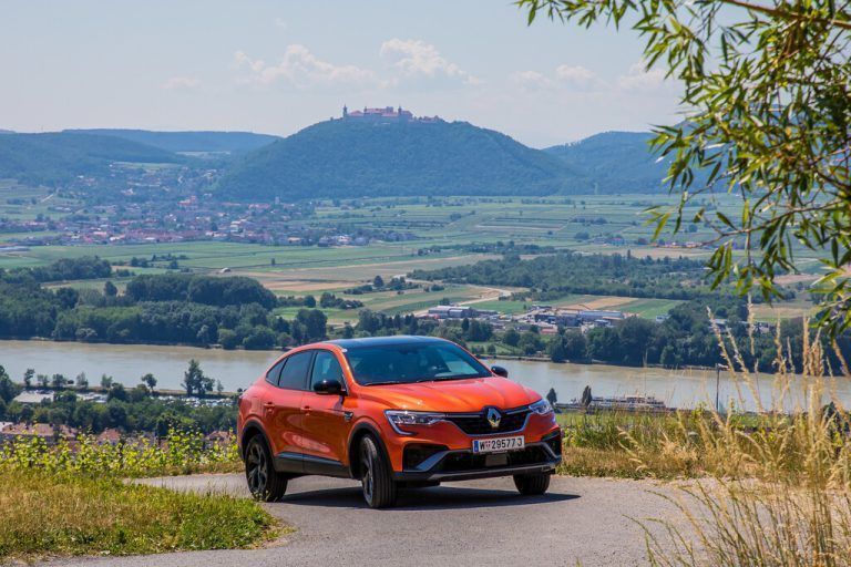Renault Arkana: Trotz sportlicher Figur können bis zu fünf Personen unter seinem coupéhaften Dach unterkommen. Das Ladevolumen ist passabel.