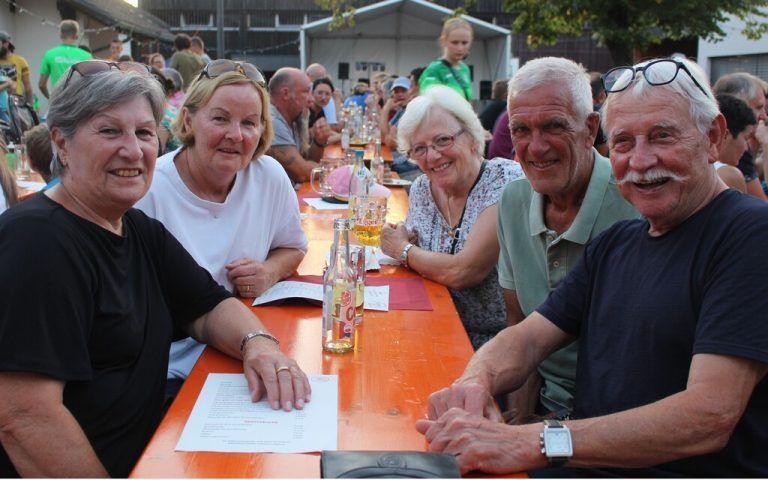Seit Mitte der 1960er-Jahre sind Ilona und Horst Condé (vorne) treue Urlaubsgäste in Alberschwende und mit Irmtraud und Otto Maldoner befreundet. STP