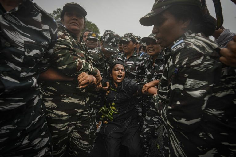 Soldaten verhaften eine Abgeordnete der Opposition bei einer Demo gegen Inflation und Arbeitslosigkeit vor dem Parlament in Neu-Delhi. AP