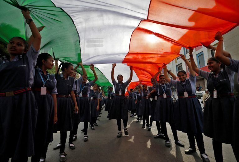 Studenten tragen anlässlich der ­Feierlichkeiten zu 75 Jahre Unabhängigkeit von Indien eine Nationalflagge in Ahmedabad. Reuters