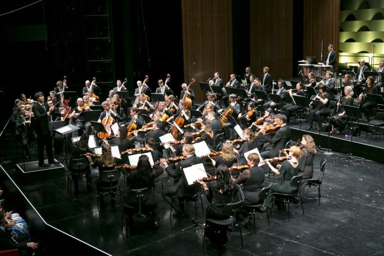 Symphonieorchester Vorarlberg mit dem Dirigenten Leo McFall.