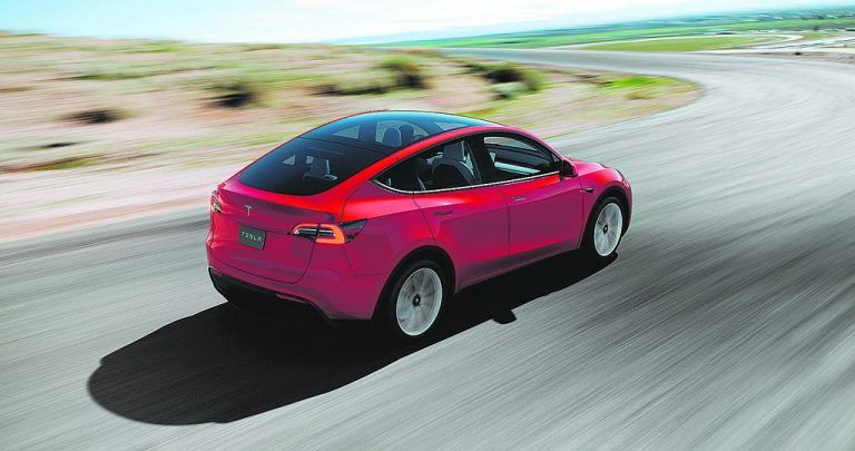 Tesla führt die europäischen E-Auto-Verkaufscharts für das erste Halbjahr 2022 mit zwei Modellen an. Absoluter Bestseller in der EU plus dem Vereinigten Königreich war das SUV Model Y mit 44.472 Neuzulassungen. Auf Rang zwei liegt laut dem Marktbeobachter Jato die Limousine Model 3 mit 39.896 Einheiten. Der Kleinstwagen Fiat 500 folgt mit 32.777 Neuzulassungen auf dem dritten Platz.