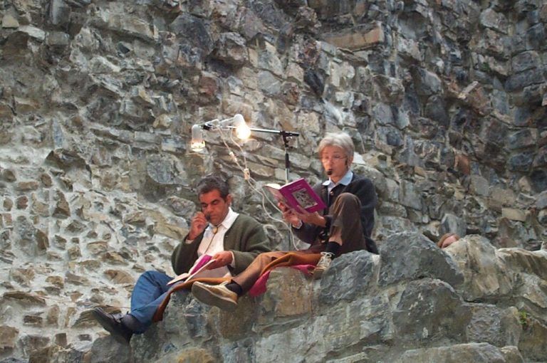 Thomas Gamon und Bernarda Giesinger halten das Erzählen von alten Sagen und Geschichten auf der Ruine Ramschwag lebendig. Archiv/EM