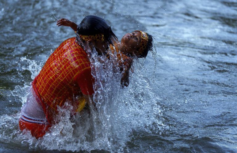 Tief Luft holen und hinein ins heilige Bad des Flusses Bagmati während der Bol Bom-Pilgerreise in Kathmandu, Nepal. AP