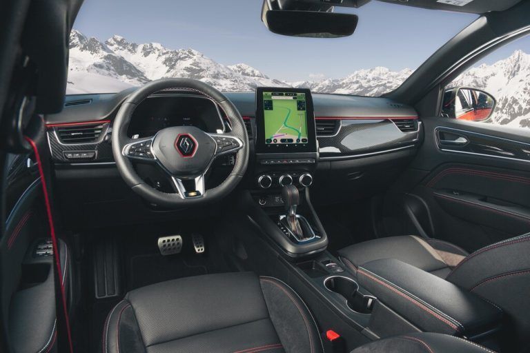 Typisches Renault-Cockpit, je nach Ausstattungsstufe mit farblich kontrastierendem Dekor angereichert.